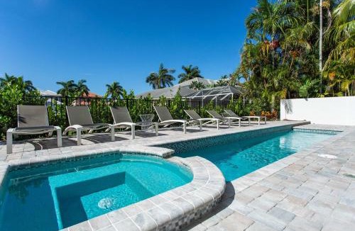 Naples Park House | Sorrento - Spacious 5BR 4,5BA Home with Private pool & hot tub, ideal for families and groups! Pet friendly with plenty of comfort and space, Short walk to Delnor Wiggins Beach, close to Naples attractions!