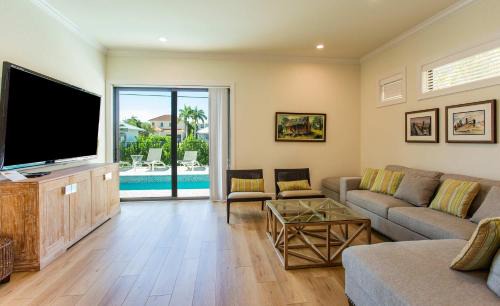 Naples Park House | Sorrento - Spacious 5BR 4,5BA Home with Private pool & hot tub, ideal for families and groups! Pet friendly with plenty of comfort and space, Short walk to Delnor Wiggins Beach, close to Naples attractions!