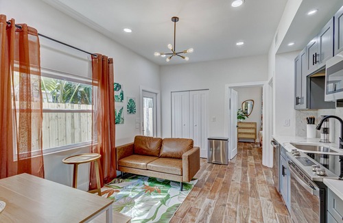 Country Club Park House | SoSo Orchid Cottage - Cozy, Tropical Guest House