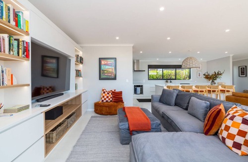 Martinborough Apartment | Sotally Tober Luxury Retreat | New Build, Spa, Walk to Square