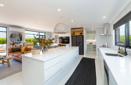 Martinborough Apartment | Sotally Tober Luxury Retreat | New Build, Spa, Walk to Square
