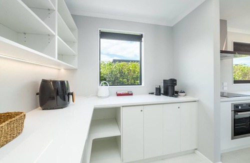 Martinborough Apartment | Sotally Tober Luxury Retreat | New Build, Spa, Walk to Square