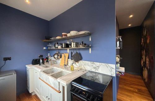 Notting Hill Hotel | Sought After Studio Overlooking Portobello Road
