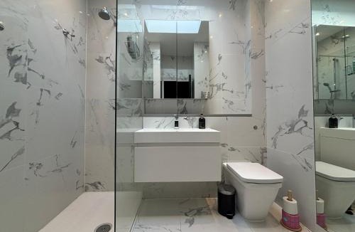 Notting Hill Hotel | Sought After Studio Overlooking Portobello Road