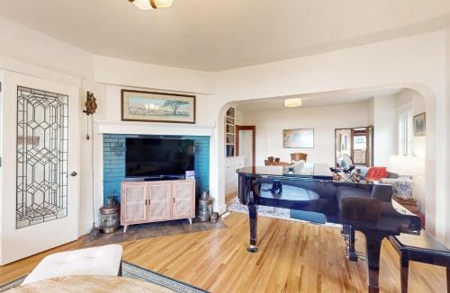 Kingston House | Soundfront Serenity