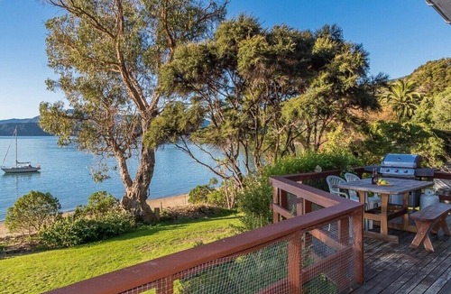 Moetapu Bay Cottage | Sounds Magic - Moetapu Bay Bach