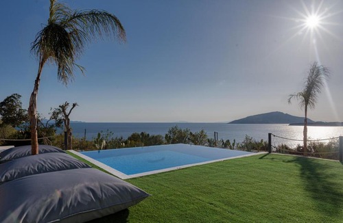 Lavreotiki Villa | Sounio Black Villa