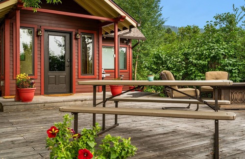 Bozeman Cottage | Sourdough Ranch Black Bear Cottage -Cozy Cottage Just 10 Minutes From Bozeman