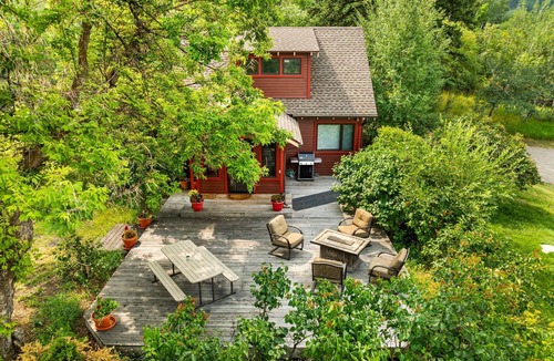 Bozeman Cottage | Sourdough Ranch Black Bear Cottage -Cozy Cottage Just 10 Minutes From Bozeman