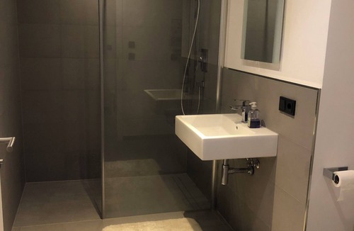 Allach-Untermenzing Apartment | Souterrain Wohnung in Exklusiver Villa Nähe Nymphenburger Schlosspark