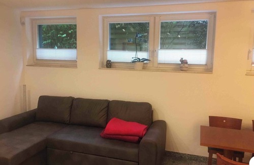 Roesrath Apartment | Souterrainzimmer im Grünen