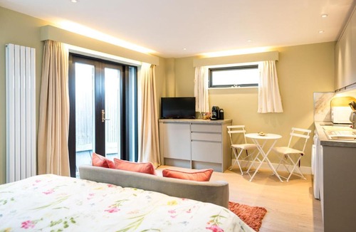 Meads Apartment | South Downs Studio - bijou hikers hideaway