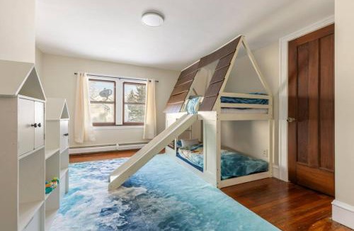 South Euclid House | South Euclid Joy - 5BR Home