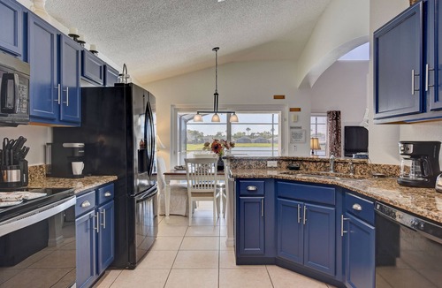 Lake Berkley House | South‑facing private pool/spa for all‑day sunshine. Equipped interior games room