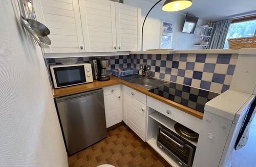 Laveissiere Apartment | South-Facing Studio with Balcony and Easy Access to Shops and Ski Slopes