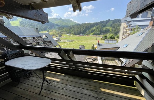 Laveissiere Apartment | South-Facing Studio with Balcony and Easy Access to Shops and Ski Slopes