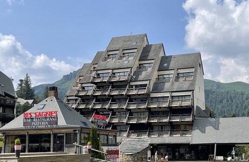 Laveissiere Apartment | South-Facing Studio with Balcony and Easy Access to Shops and Ski Slopes