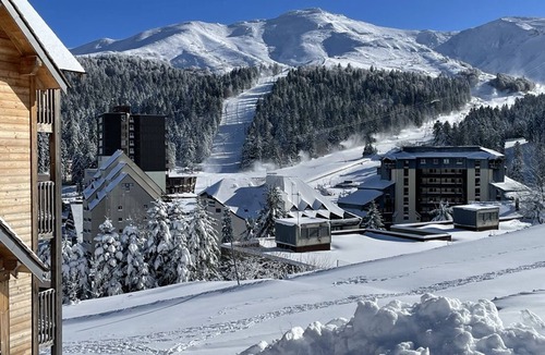 Laveissiere Apartment | South-Facing Studio with Balcony and Easy Access to Shops and Ski Slopes