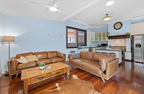 South Fremantle House | South Freo Bungalow - Hidden sanctuary w Spa Bath & Deck