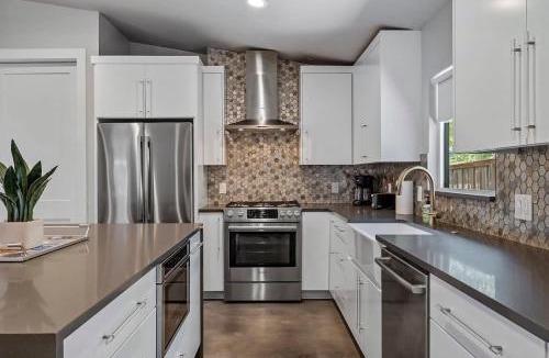 South Lamar House | South Lamar Wellness Haven - Sauna - Hot Tub - BBQ