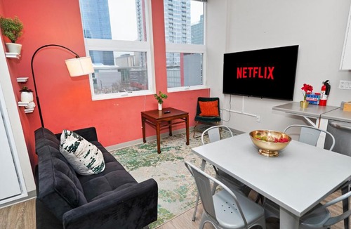 Near South Side Apartment | South Loop 2BR Retreat Near Grant Park, Soldier Field, Adler Planetarium & Columbia College