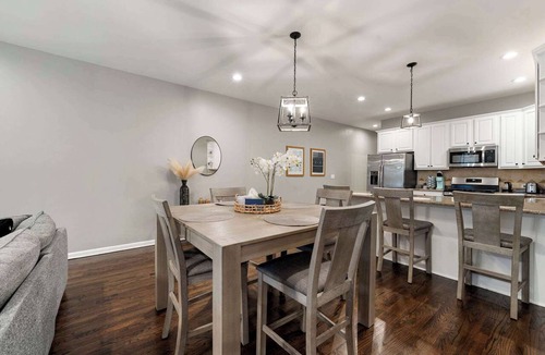 Near South Side Apartment | South Loop 3BD 2BA Condo with Balcony and Parking