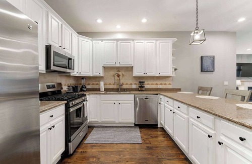 Near South Side Apartment | South Loop 3BD 2BA Condo with Balcony and Parking