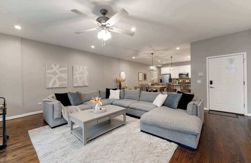 Near South Side Apartment | South Loop 3BD 2BA Condo with Balcony and Parking