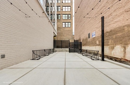 The Loop Apartment | South Loop Rooftop With In and Out Parking 2