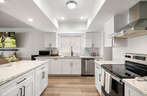 Desert Foothills Estates House | South Mountain FREE HEAT pool & Hot Tub Walk to Trails & Park
