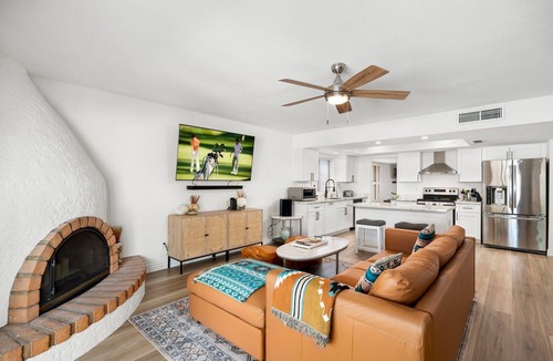 Desert Foothills Estates House | South Mountain FREE HEAT pool & Hot Tub Walk to Trails & Park