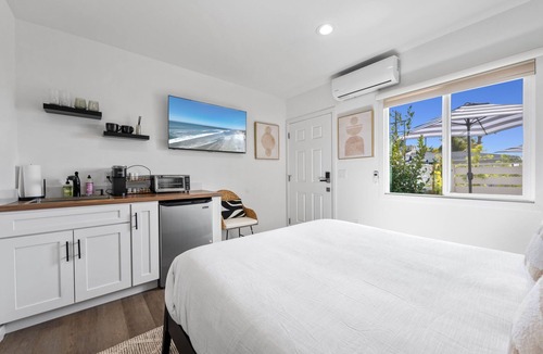 South Oceanside Hotel | South Oceanside Bungalow 5 - Deluxe Queen Studio + Patio