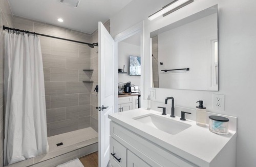 South Oceanside Hotel | South Oceanside Bungalow 6 - Deluxe Queen Studio + Patio