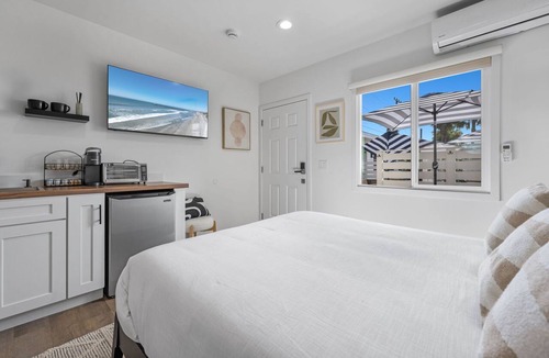 South Oceanside Hotel | South Oceanside Bungalow 6 - Deluxe Queen Studio + Patio