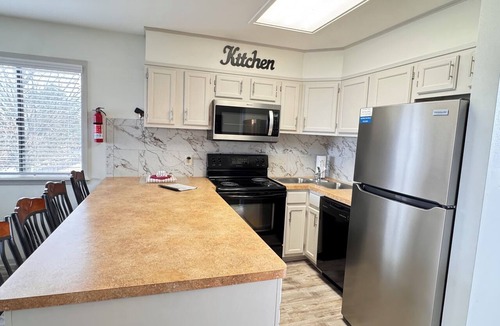 Lake Hamilton Condo | South Shore 1 Bdrm/Amazing Amenities! MiniGolf, Hot Tub, Sauna & More!