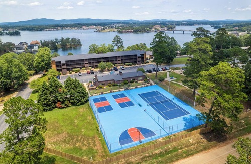 Lake Hamilton Condo | South Shore 1 Bdrm/Amazing Amenities! MiniGolf, Hot Tub, Sauna & More!