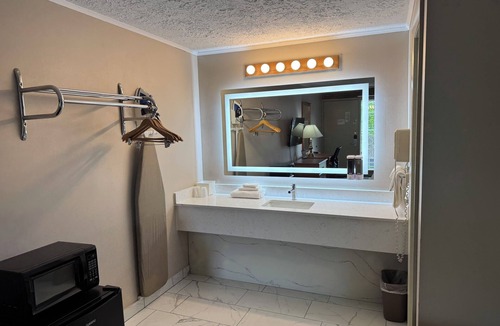 Sandusky Hotel | South Shore Inn