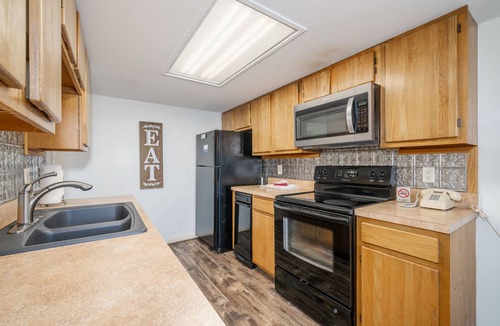 Lake Hamilton Condo | South Shore Updated 2 Bedroom! Gameroom/Hot tub/Mini-Golf/Tennis? Sleeps 8!