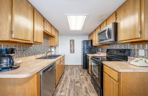 Lake Hamilton Condo | South Shore Updated 2 Bedroom! Gameroom/Hot tub/Mini-Golf/Tennis? Sleeps 8!