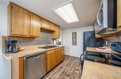 Lake Hamilton Condo | South Shore Updated 2 Bedroom! Gameroom/Hot tub/Mini-Golf/Tennis? Sleeps 8!