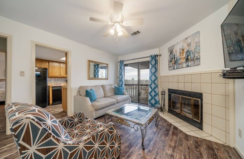 Lake Hamilton Condo | South Shore Updated 2 Bedroom! Gameroom/Hot tub/Mini-Golf/Tennis? Sleeps 8!