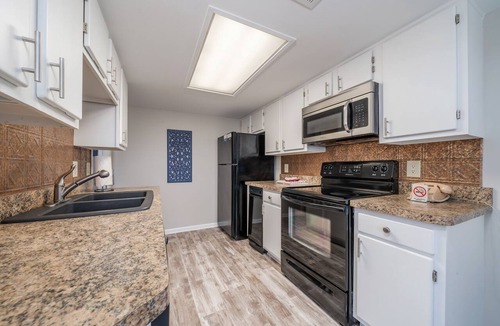 Lake Hamilton Condo | South Shore Updated 2 Bdrm! Gameroom/Indoor Hot tub! Super Amenities! Sleeps 8!