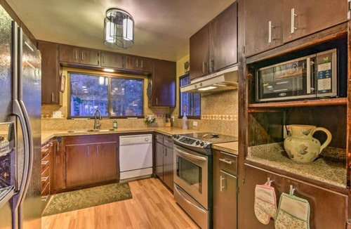 Montgomery Estates House | South Tahoe Grandma’s Family Home Hot Tub & Views