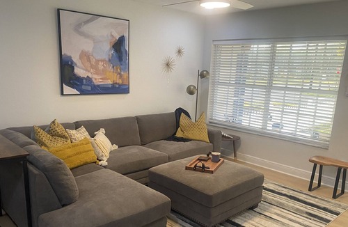 Sun Bay South House | SoUth TAmpA HiP & CoZY 3BR/3B HoME with Heated saLT WateR PoOL