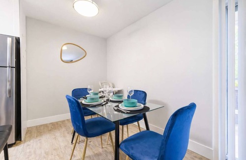 Beach Park Apartment | South Tampa Modern 2BR Retreat Pool, Gym & Walkable Location