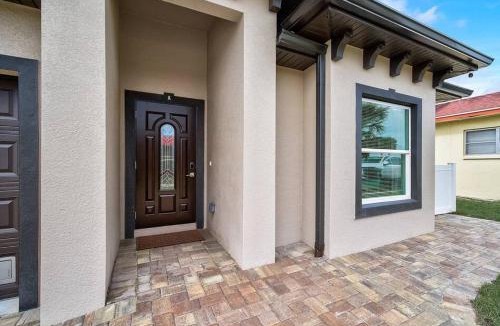 Oakland Hills Villa | South West Florida Family Home, 3 Bedroom,2 Bathroom, King bed suite, Close to Beaches, Parks, Fishing, Golfing, Kayaking