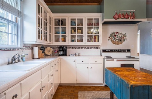 Lockhart House | Southern Charm, ideally located in Central Texas