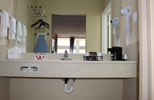 Perry Hotel | Southern Hospitality! Comfy Unit, Parking
