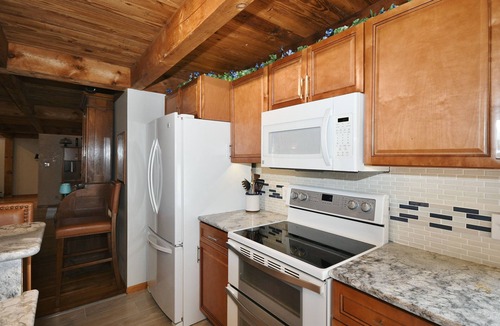 Strabane House | Southern Pines Spacious 5-bedroom farmhouse in amazing Washington, PA with AC.