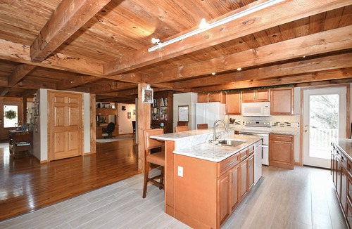 Strabane House | Southern Pines Spacious 5-bedroom farmhouse in amazing Washington, PA with AC.